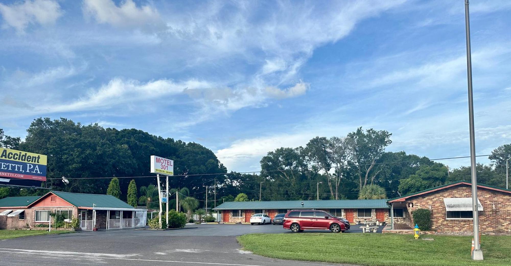 Motel 301 Orient Park Exteriör bild